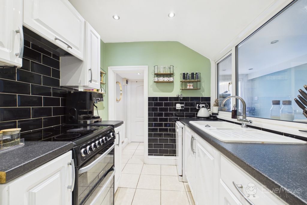 Property photo 3 of 19 Kitchen