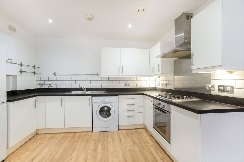 Property photo 3 of 11 Kitchen/Reception