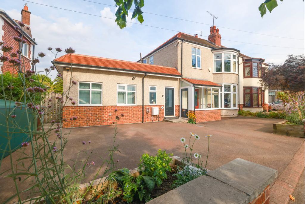 Property photo 2 of 27