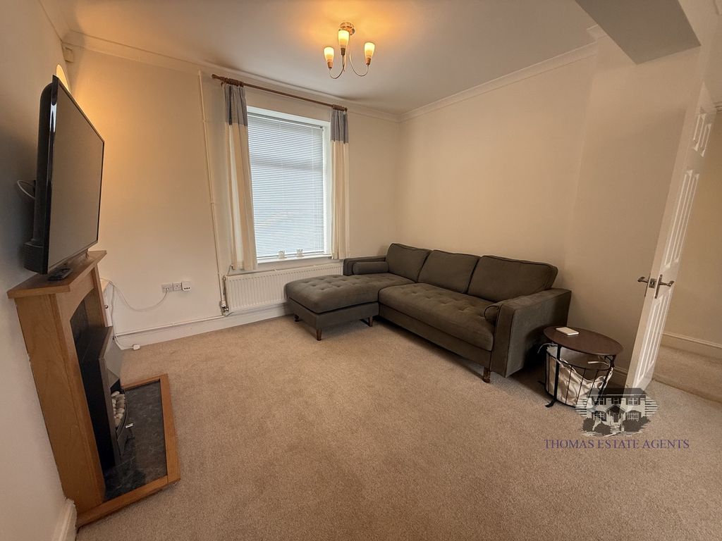 Property photo 3 of 14 Lounge
