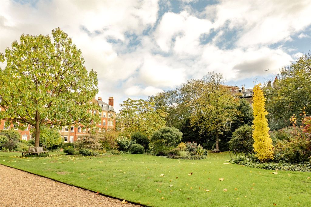 Property photo 2 of 13 Communal Garden