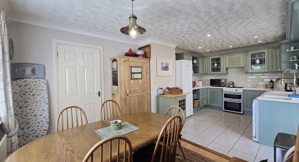 Property photo 3 of 18 Kitchen/Diner