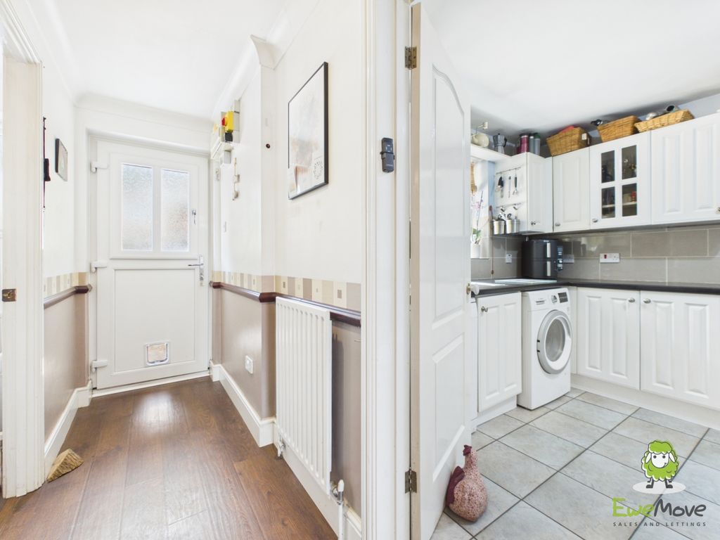 Property photo 2 of 23 Ewemove Estate Agents Basingstoke - Clere Gardens