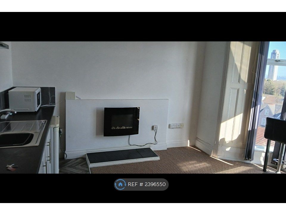 Property photo 3 of 10 Spacious Room