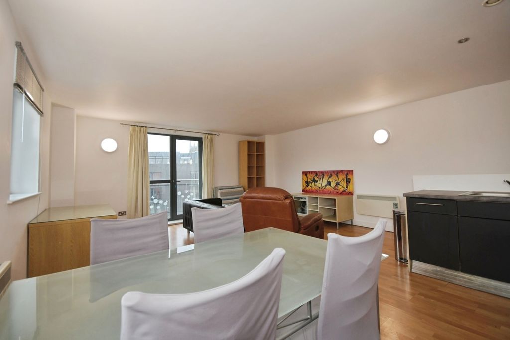 Property photo 3 of 19 Lounge