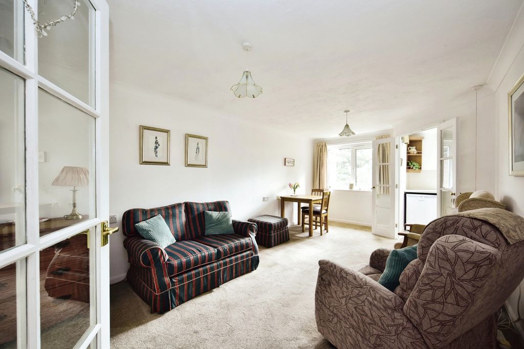 Property photo 2 of 11 Lounge