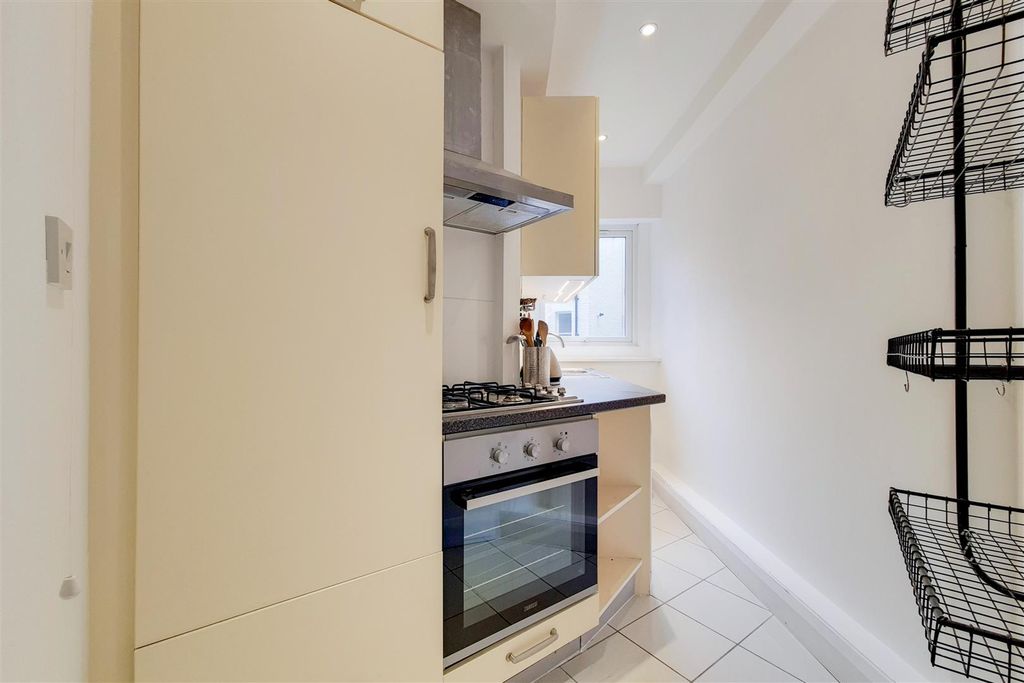 Property photo 3 of 10 Kitchen