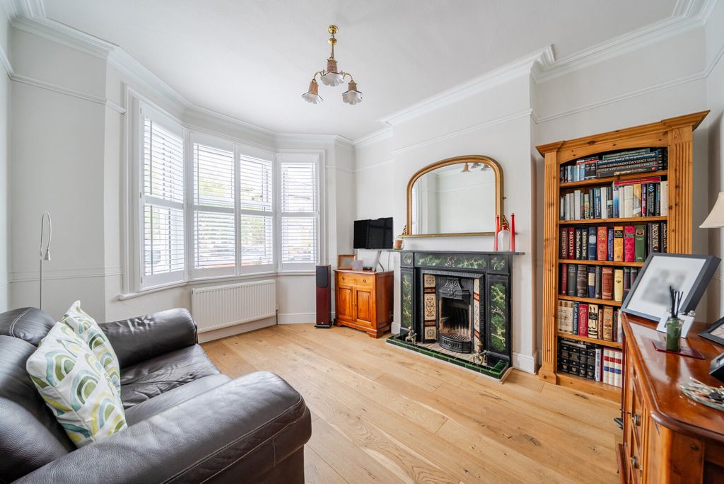 Property photo 2 of 18 Sitting Room
