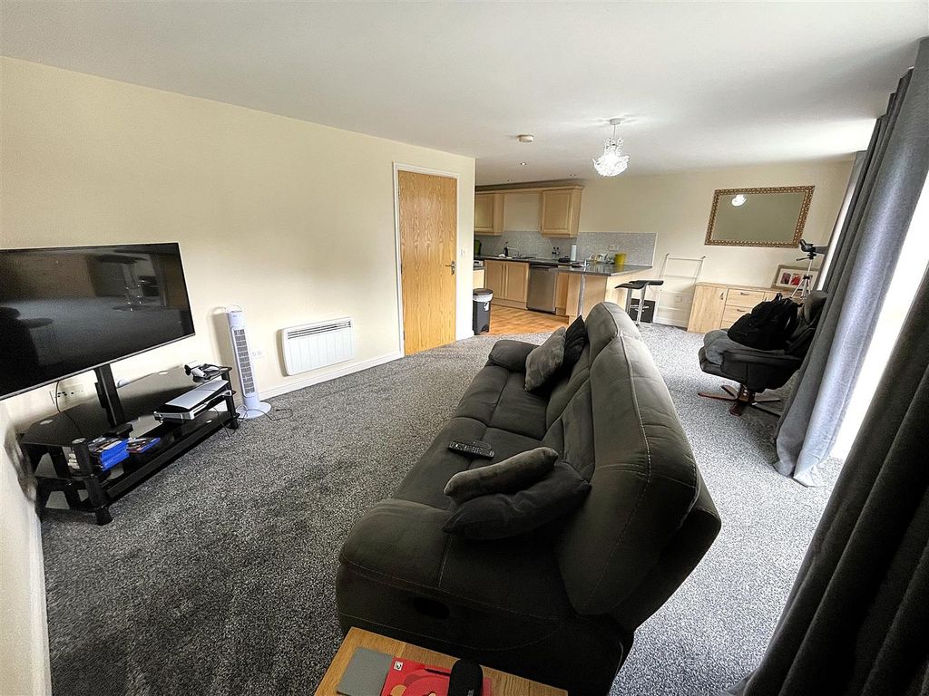 Property photo 2 of 16 Lounge