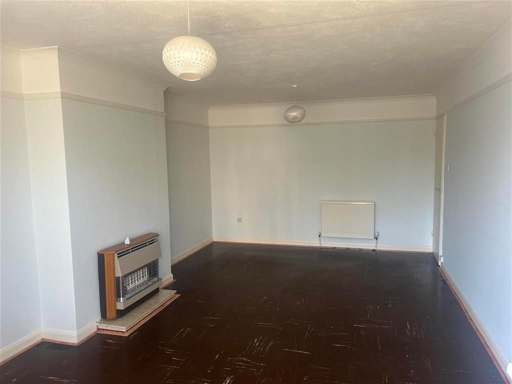 Property photo 3 of 11 Lounge