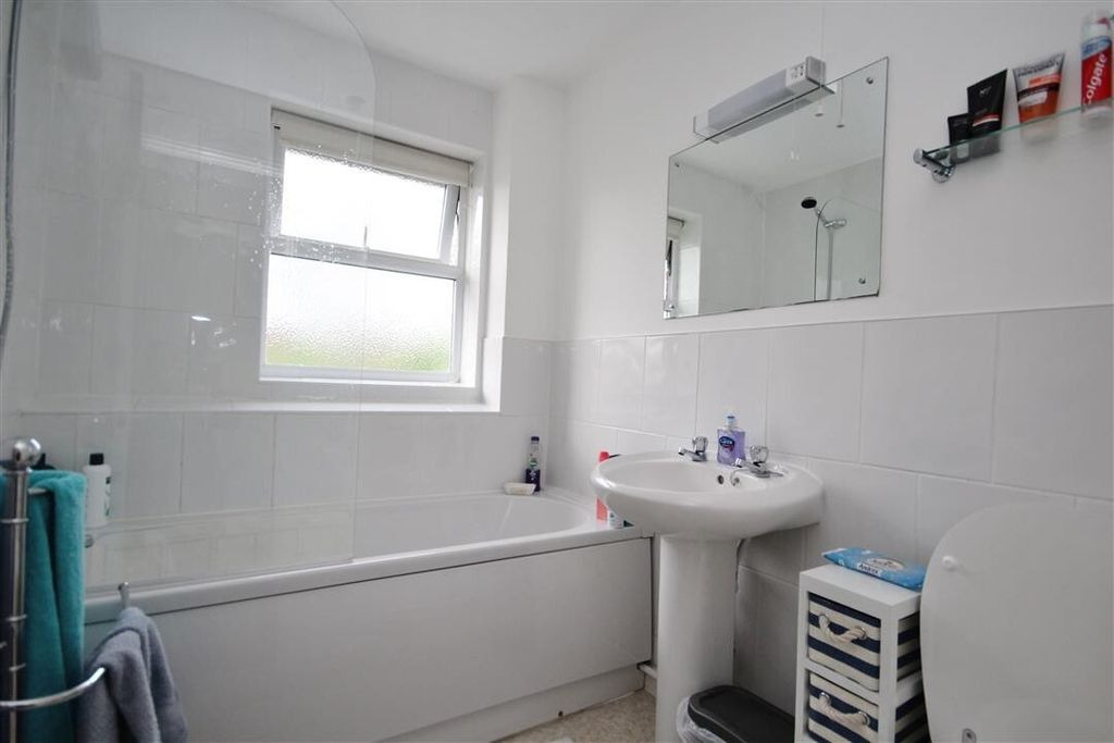 Property photo 2 of 7 Bathroom