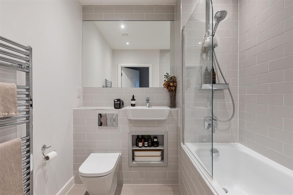 Property photo 3 of 25 Mission Grove, E17