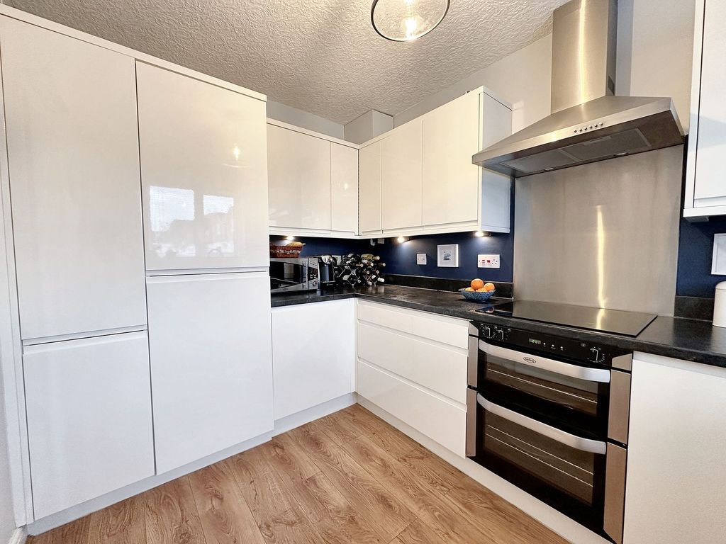 Property photo 3 of 18 Kitchen