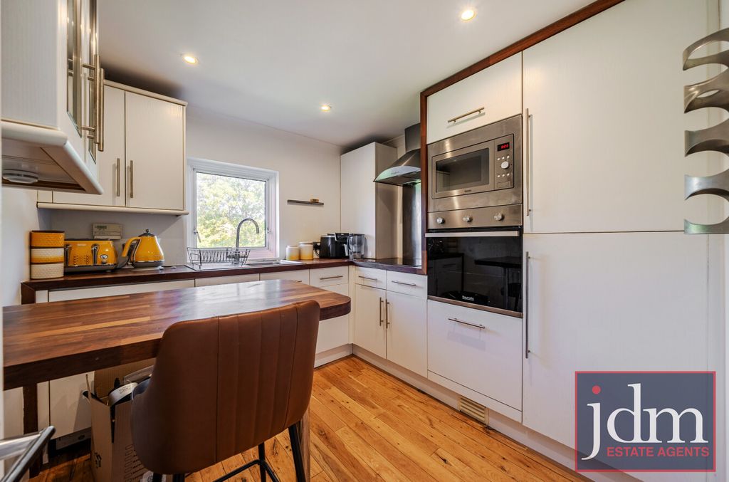Property photo 2 of 9 Kitchen
