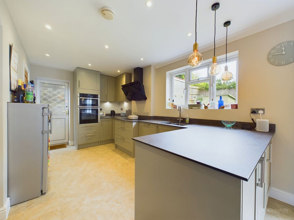 Property photo 3 of 18 Cam02119G0-Pr0237-Still010