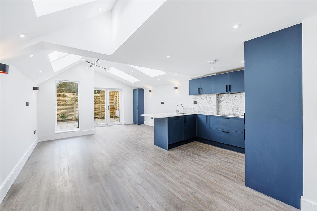 Property photo 1 of 15 Gff 12 Winchester Street-1.Jpg