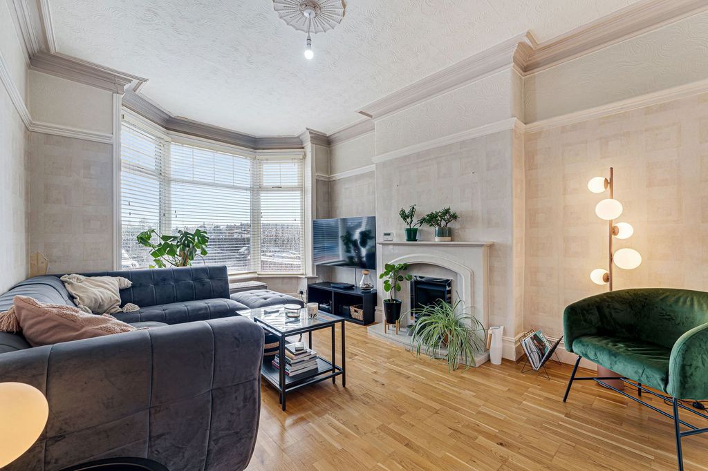 Property photo 2 of 28