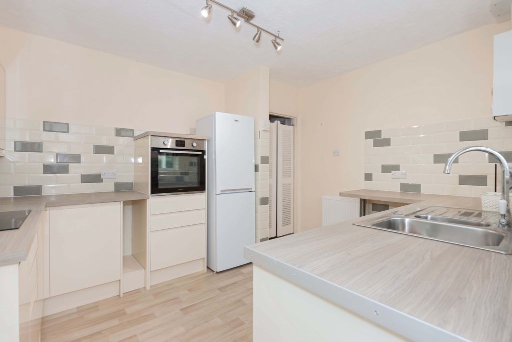 Property photo 2 of 17 Crowborough Drive_8