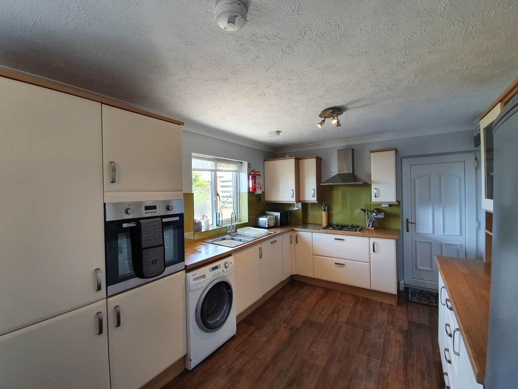 Property photo 2 of 6 Kitchen