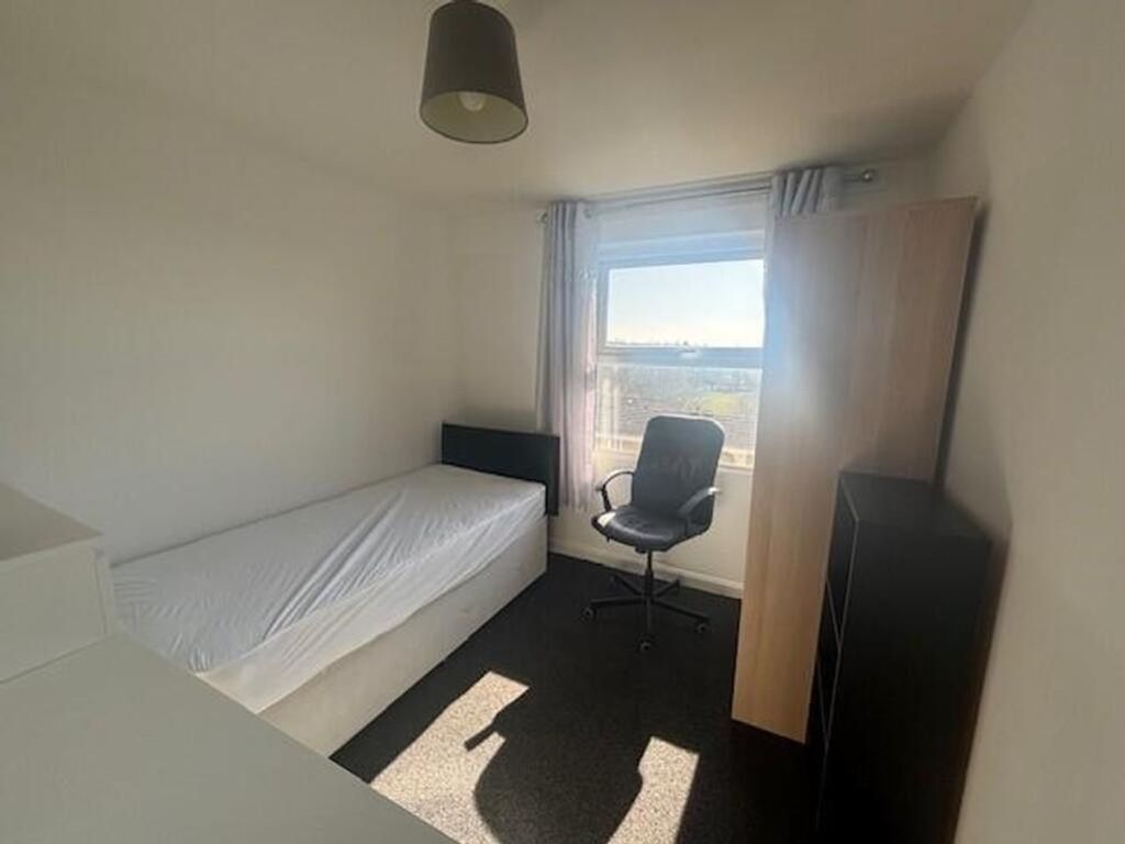 Property photo 2 of 8 A Bright And Inviting Double Bedroom Featuring A c...