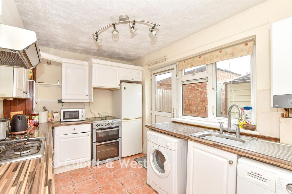 Property photo 3 of 9 Kitchen