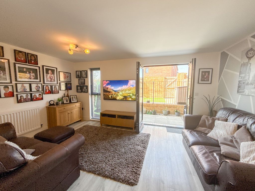 Property photo 2 of 12 Lounge