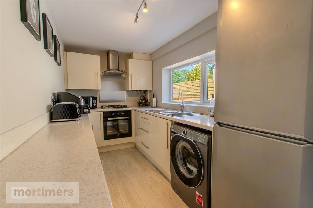Property photo 3 of 19 Kitchen