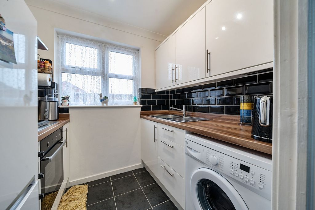 Property photo 3 of 10 Kitchen