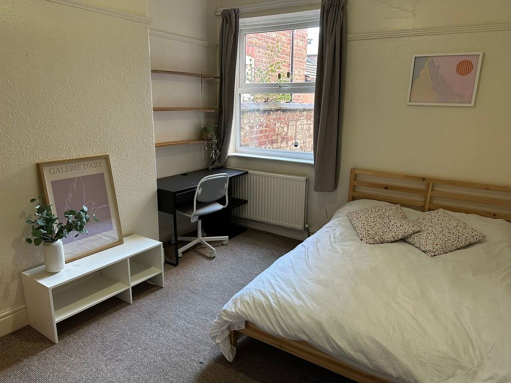 Property photo 1 of 18 A Cozy Bedroom Featuring A Comfortable Double Bed ...