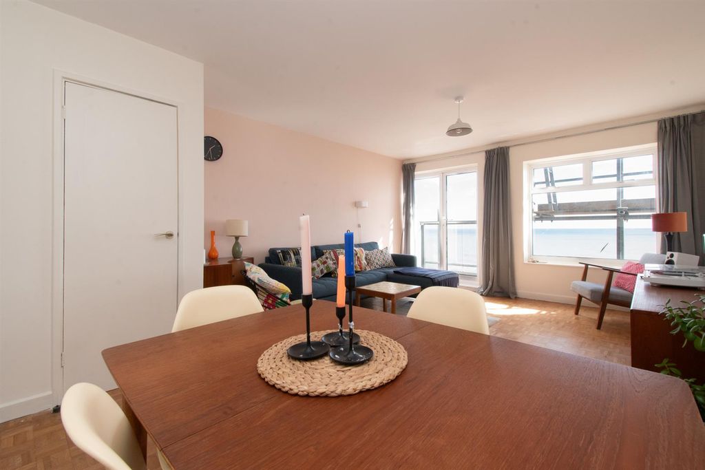 Property photo 3 of 18 Living Room