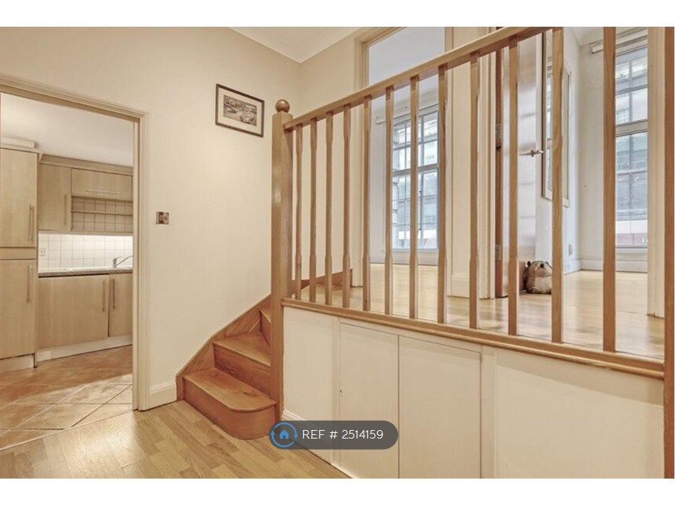 Property photo 3 of 18 Entrance Hallway