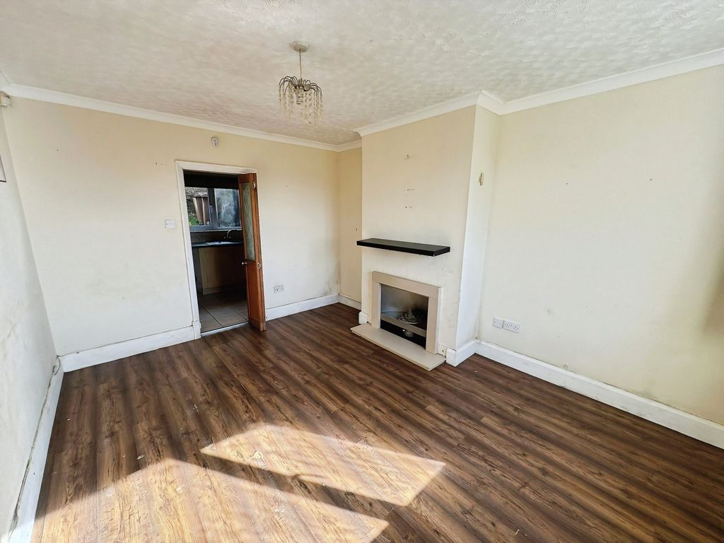 Property photo 2 of 12 769Eecf4-2E8c1d19-0139-465B-A324-7511177Bc24B