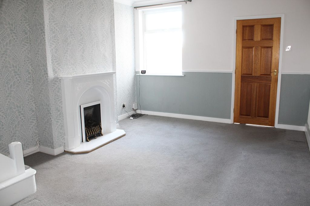 Property photo 3 of 10 Dining Room