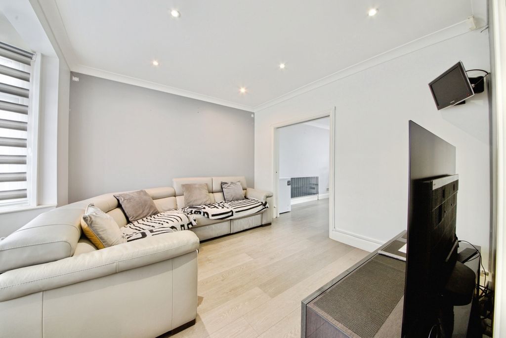 Property photo 3 of 32 Pbox-Img.Jpg