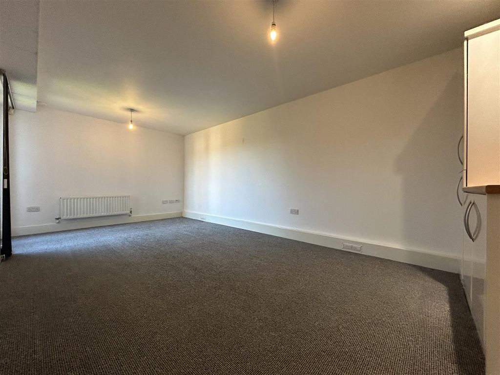 Property photo 1 of 13 Livingroom.Jpeg