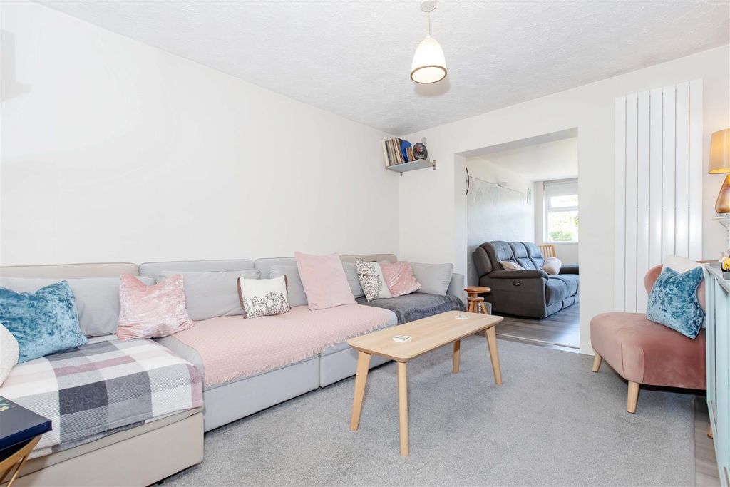 Property photo 3 of 15 Meadow Close_7.Jpg