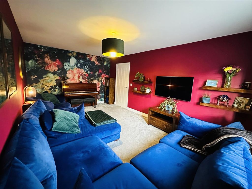 Property photo 2 of 21 Lounge