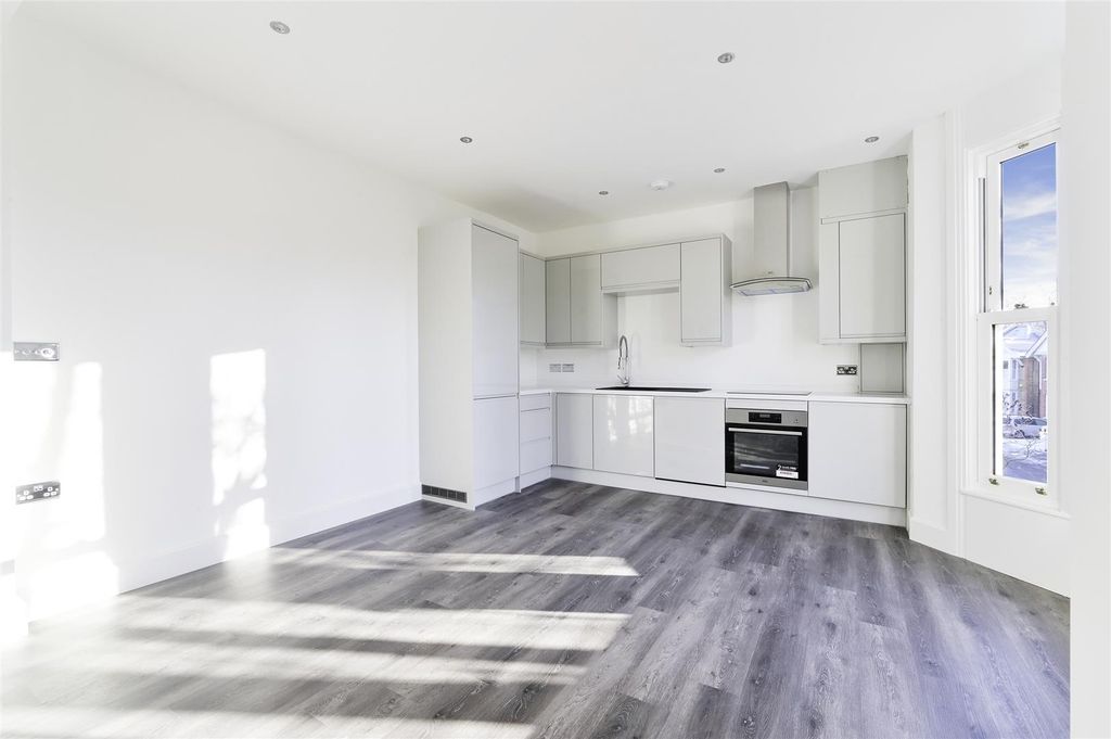 Property photo 3 of 11 Flat 5 - (5).Jpg