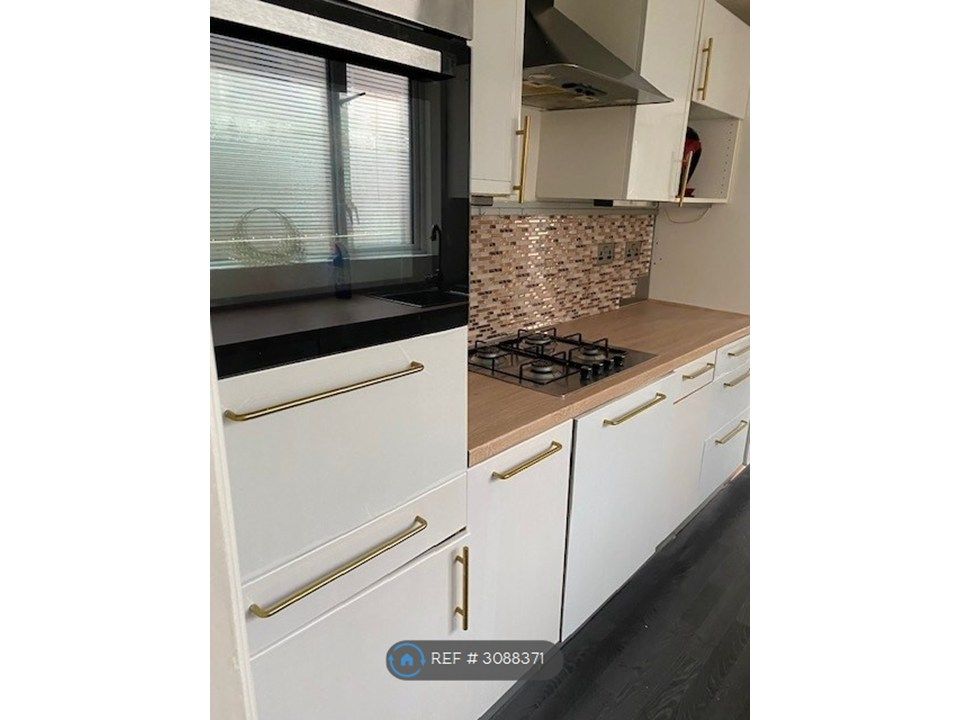 Property photo 3 of 6 Kitchen
