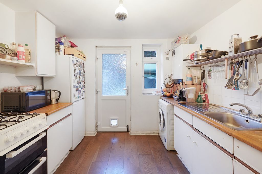 Property photo 2 of 14 218 Brentfield Road - Izxhreh03Sbomcxp0L7W