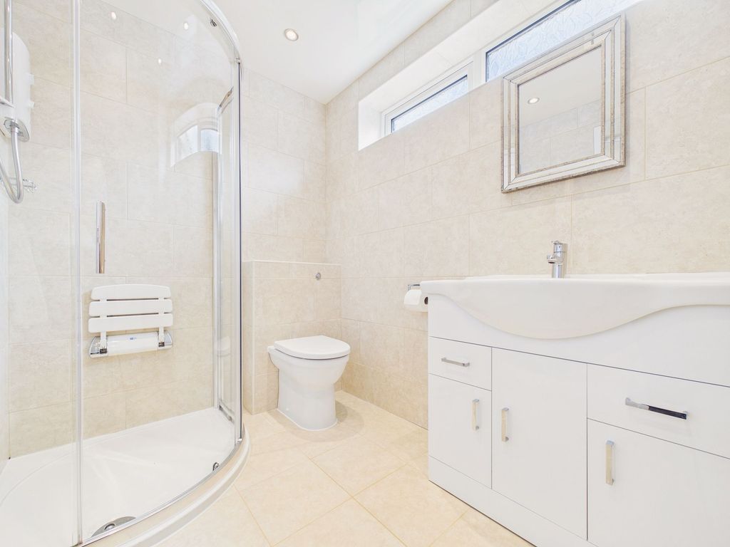 Property photo 3 of 11 Bathroom