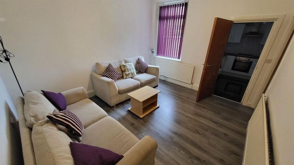 Property photo 2 of 15 A Welcoming And Well-Maintained Living Room Featur...