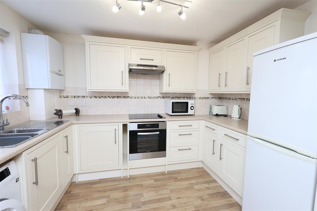 Property photo 3 of 17 Kitchen