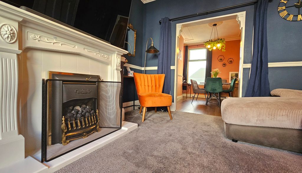 Property photo 2 of 18 Lounge