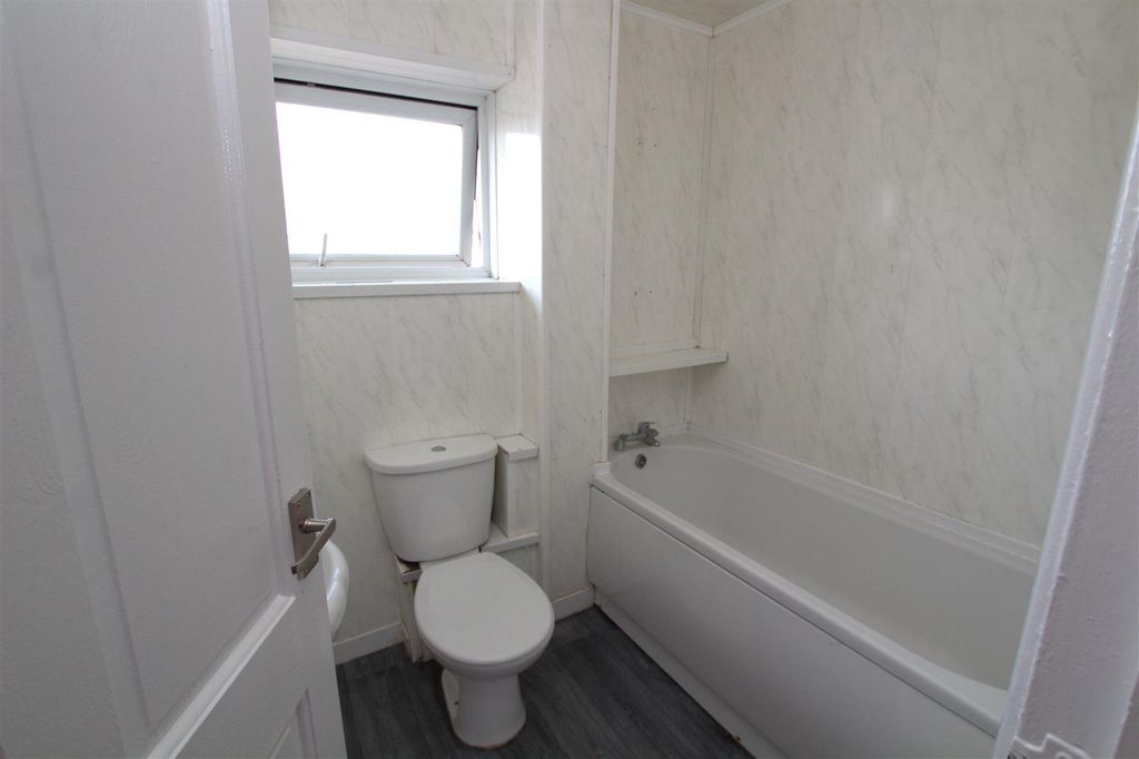 Property photo 1 of 10 Bathroom.Jpg
