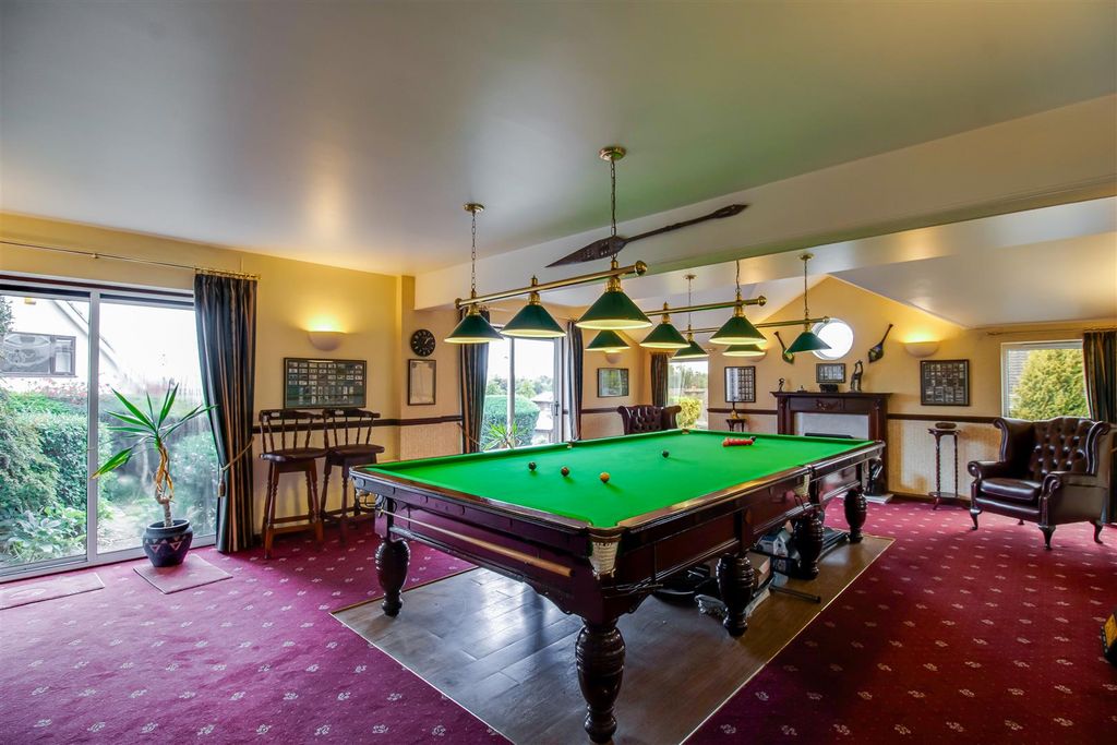 Property photo 2 of 17 Snooker Room
