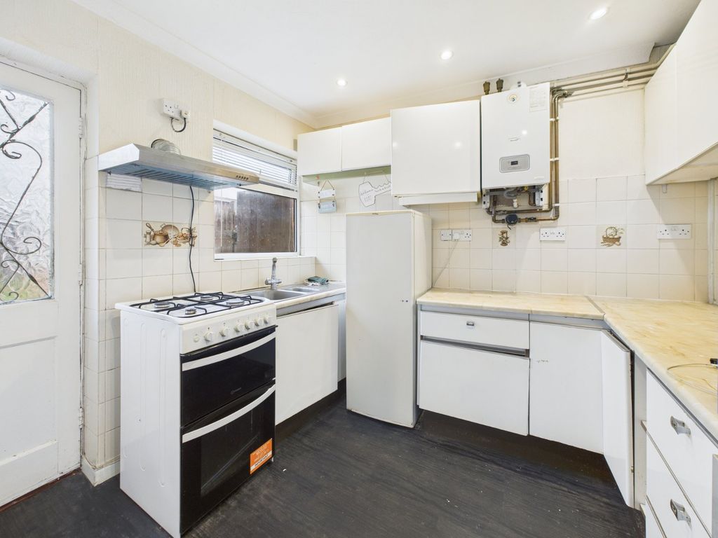 Property photo 3 of 10 Kitchen