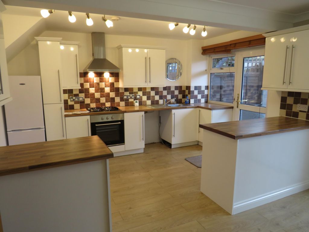 Property photo 2 of 10 Kitchen