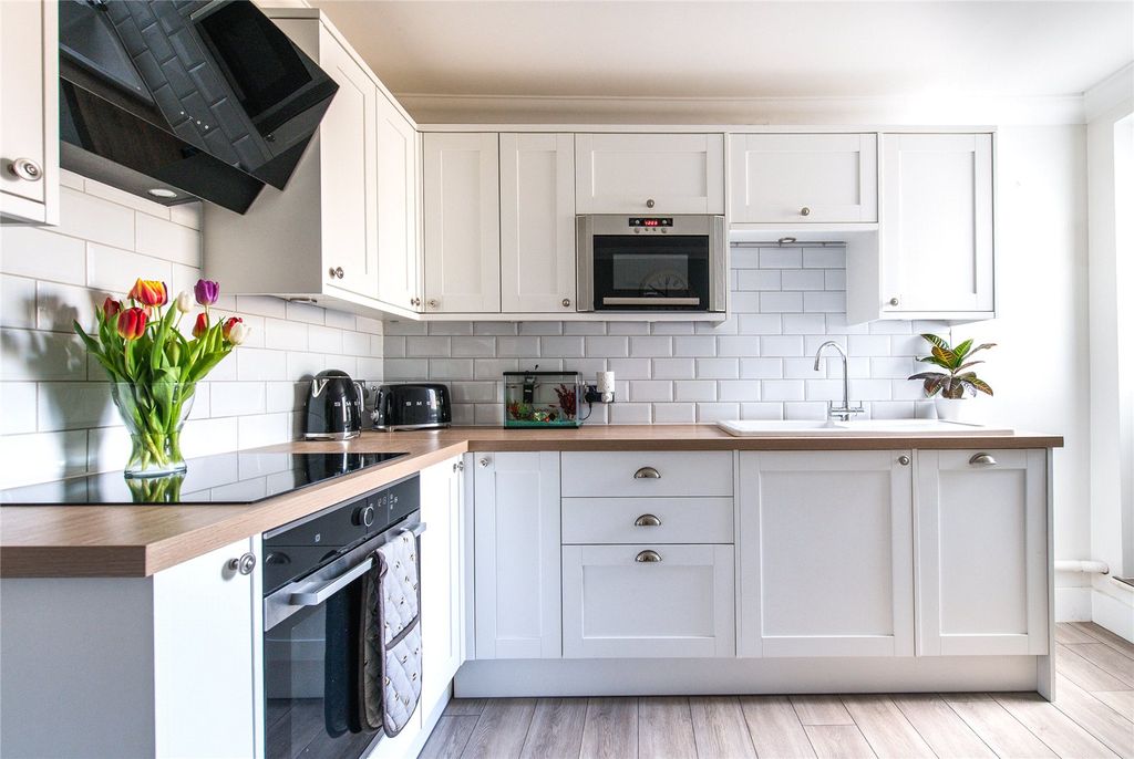 Property photo 3 of 21 Kitchen