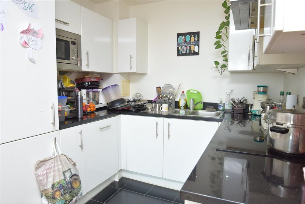 Property photo 3 of 9 Kitchen